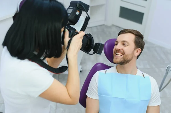 Dişler Diş Hekimleri Muayene Olan Adam — Stok fotoğraf