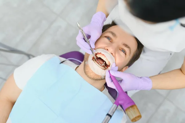 Hombre Con Dientes Examinados Dentistas —  Fotos de Stock