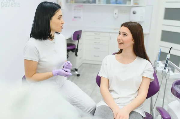 Människor Medicin Stomatologi Och Sjukvård Koncept Glad Kvinnliga Tandläkare Med — Stockfoto