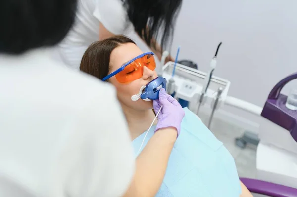 Отбеливание Зубов Женщины Отбеливание Зубов Стоматологической Клинике — стоковое фото