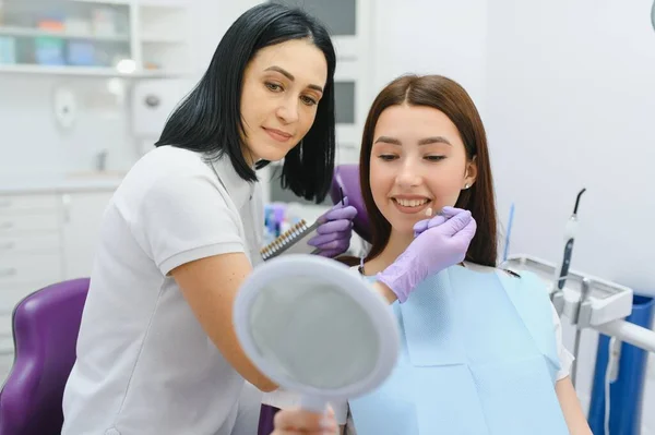 Jeune Femme Choisissant Couleur Des Dents Chez Dentiste — Photo