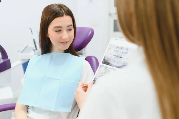 Dentiste Montre Une Radiographie Des Dents Patient — Photo