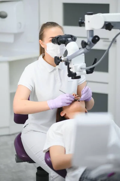 Dentista Feminina Usando Microscópio Dentário Tratando Dentes Dos Pacientes Consultório — Fotografia de Stock