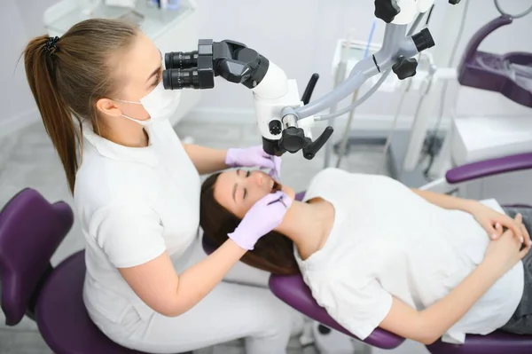 Mulher Bonita Ter Tratamento Dentário Consultório Dentista — Fotografia de Stock