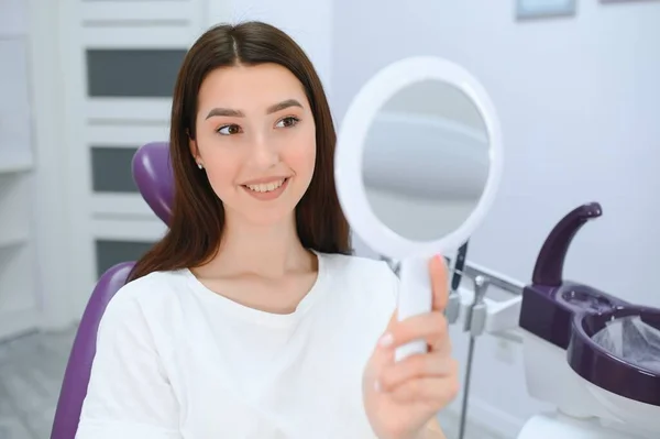 Junge Lächelnde Frau Mit Schönen Zähnen Bei Einer Zahnärztlichen Untersuchung — Stockfoto