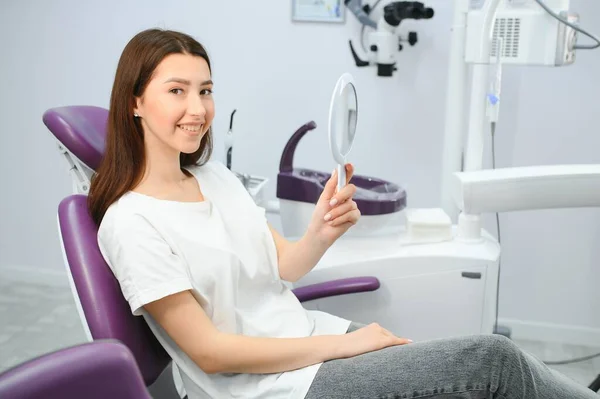 Junge Lächelnde Frau Mit Schönen Zähnen Bei Einer Zahnärztlichen Untersuchung — Stockfoto