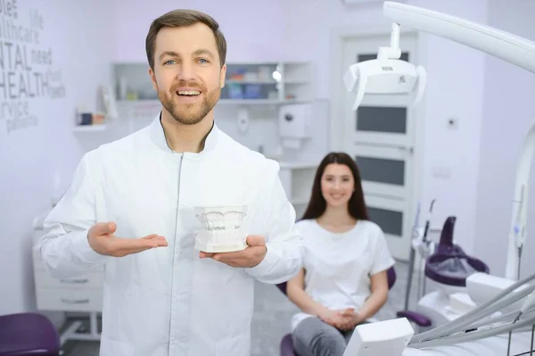 Centro Odontológico Retrato Sorrir Médico Dentista Oriente Médio Posando Local — Fotografia de Stock