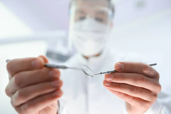 Jovem Dentista Masculino Clínica — Fotografia de Stock
