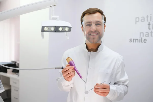 Dentiste Masculin Attrayant Dans Les Médecins Blouse Blanche Posant Dans — Photo