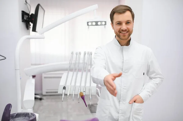 Młody Mężczyzna Dentysta Klinice — Zdjęcie stockowe