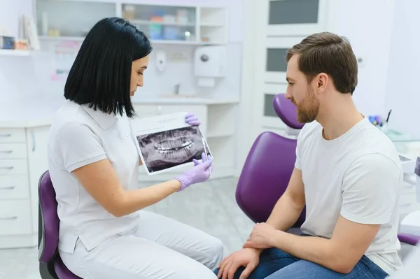 Kobieta Dentysta Mężczyzną Pacjenta Klinice — Zdjęcie stockowe