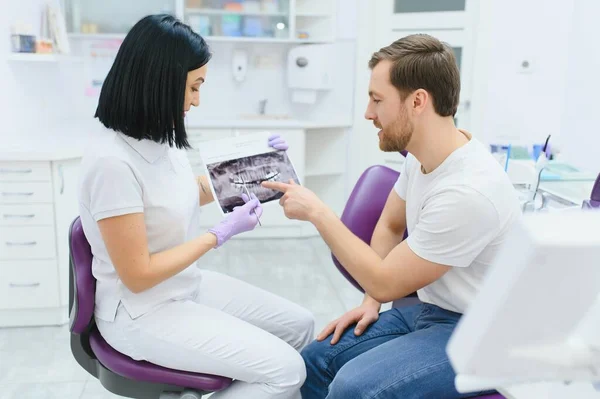 Man Har Tänder Undersökas Vid Tandläkare — Stockfoto