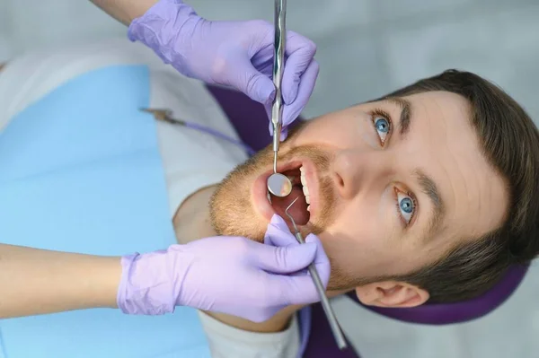Mann Beim Zahnarztbesuch Schöner Patient Sitzt Auf Stuhl Zahnarztpraxis Zahnklinik — Stockfoto