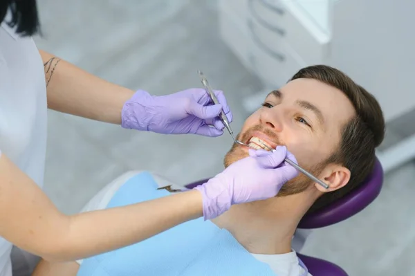 Concepto Cuidado Dental Joven Guapo Consultorio Del Dentista — Foto de Stock