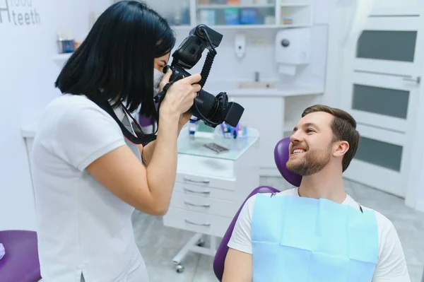 Przystojniak Uśmiecha Się Podczas Badania Zębów Szczęśliwy Mężczyzna Pacjent Siedzi — Zdjęcie stockowe
