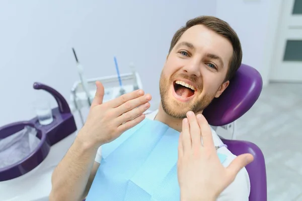 Bonito Homem Sorrindo Enquanto Exame Dentes Paciente Sexo Masculino Feliz — Fotografia de Stock