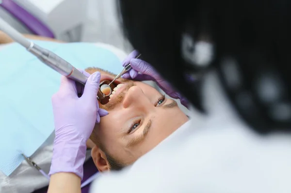 Parodontologie Nahaufnahme Eines Lächelnden Mannes Der Sich Der Stomatologischen Klinik — Stockfoto