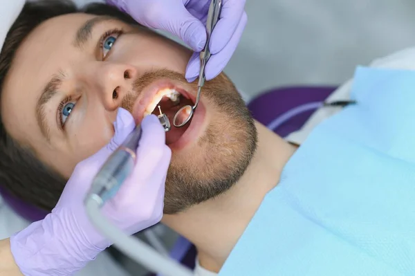 Junger Mann Beim Zahnarzt Zahnpflege Pflege Der Zähne Bild Mit — Stockfoto