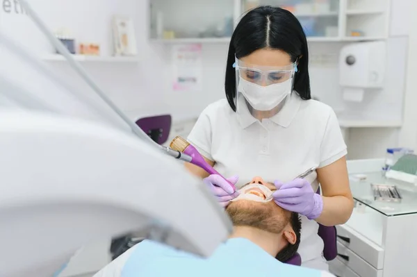 Zahnpflegekonzept Schöner Junger Kerl Der Zahnarztpraxis — Stockfoto