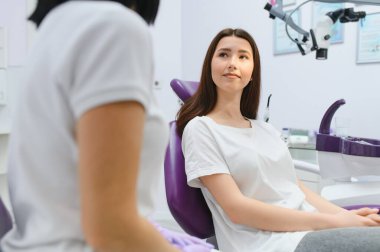 insanlar, tıp, stomatology ve sağlık kavramı - mutlu kadın diş hekimi diş Kliniği ofiste konuşuyor hasta kızla.