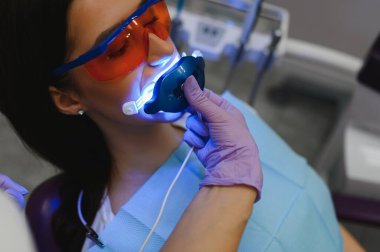 Güzel genç kadın diş hekimi ofisinde diş tedavisi olan