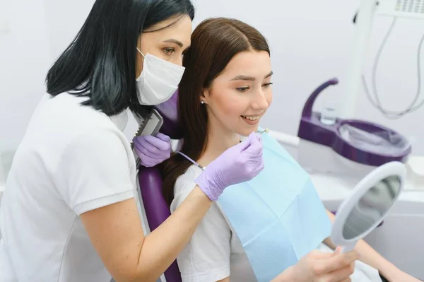 Jovem Mulher Que Escolhe Cor Dentes Dentista — Fotografia de Stock