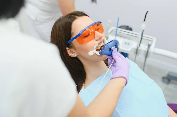 Zębów Wybielanie Dla Kobiety Wybielanie Zębów Klinice Dentysta — Zdjęcie stockowe