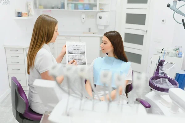 Dentysta Pokazuje Pacjenta Rtg Zębów — Zdjęcie stockowe