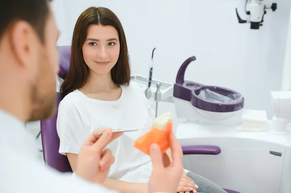Schöne Junge Frau Mit Zahnbehandlung Beim Zahnarzt — Stockfoto