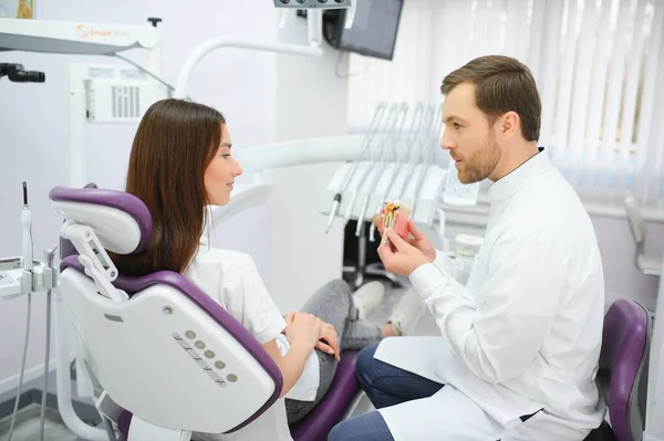 Dokter Menunjukkan Pada Sampel Gigi Plastik Atau Model Metode Pengobatan — Stok Foto