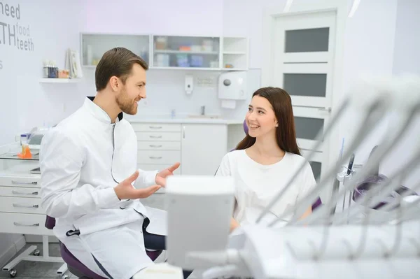 Ludzie Medycyna Stomatologia Opieki Zdrowotnej Koncepcja Pacjenta Kobieta Rozmawia Dentysta — Zdjęcie stockowe