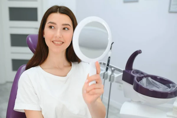 Fată Drăguță Din Cabinetul Stomatologic Folosește Oglindă Pentru Privi Prin — Fotografie, imagine de stoc