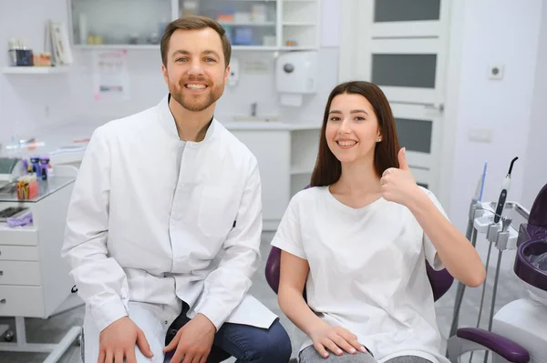 Les Personnes Médecine Stomatologie Concept Soins Santé Patiente Parlant Dentiste — Photo
