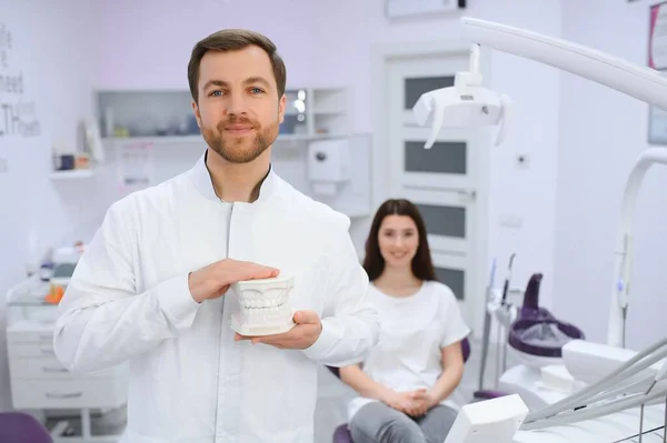 Manlig Tandläkare Ett Rum Med Medicinsk Utrustning Och Patient Bakgrund — Stockfoto