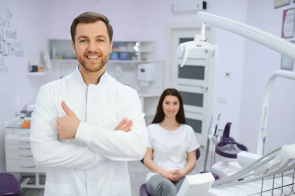 Portret Pozytywnego Dentysty Płci Męskiej Skrzyżowanymi Dłońmi Pozujący Przed Kamerą — Zdjęcie stockowe