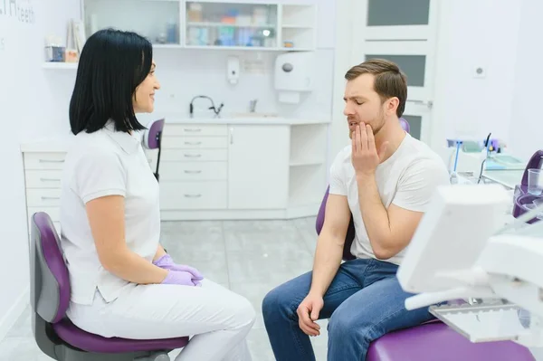 Kvinnlig Tandläkare Med Manlig Patient Kliniken — Stockfoto