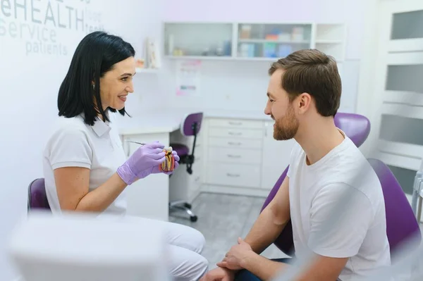 Man Som Har Ett Besök Hos Tandläkaren Stilig Patient Sitter — Stockfoto