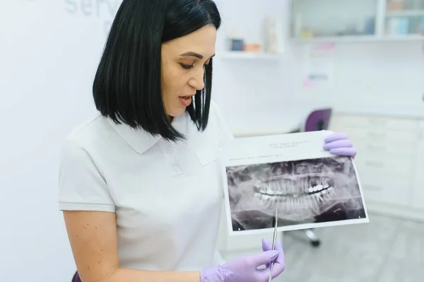 Tandläkare Förklara Detaljerna Röntgen Tänder Bild Till Sin Patient Kliniken — Stockfoto