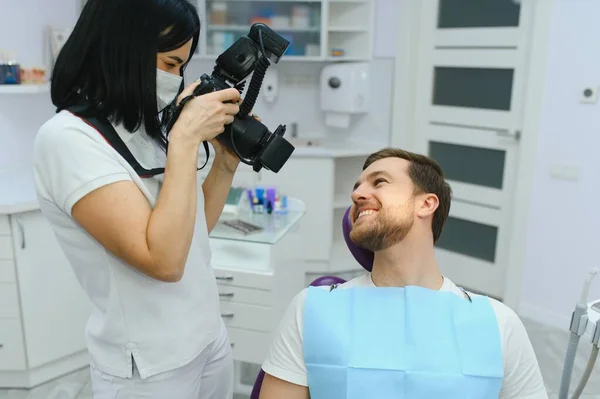 Clínica Dentista Uma Dentista Fotografa Dentes Cliente Durante Uma Consulta — Fotografia de Stock