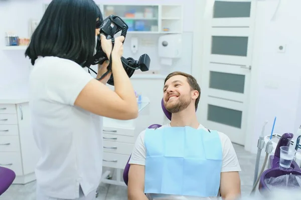 Klinika Dentystyczna Dentystka Fotografująca Zęby Swojego Klienta Podczas Wizyty Klinice — Zdjęcie stockowe
