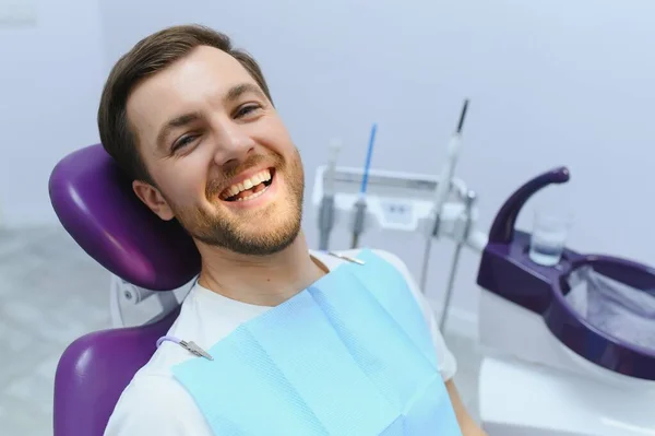 Οδοντιατρική Φροντίδα Όμορφος Νεαρός Στο Οδοντιατρείο — Φωτογραφία Αρχείου