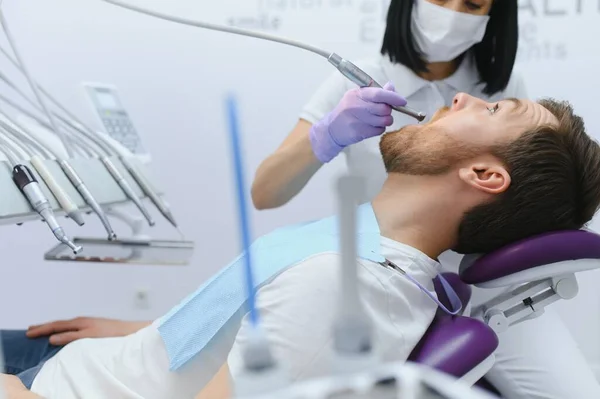 Молодой Человек Дантиста Стоматологическая Помощь Уход Зубами Фото Копировальным Пространством — стоковое фото