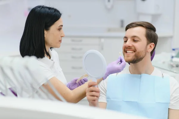 Beau Homme Souriant Pendant Examen Des Dents Heureux Patient Masculin — Photo