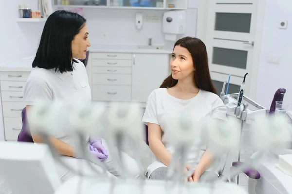 Mooie Jonge Vrouw Met Tandheelkundige Behandeling Het Kantoor Van Tandarts — Stockfoto