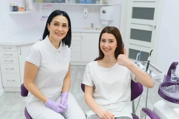 Menschen Medizin Stomatologie Und Gesundheitskonzept Glückliche Zahnärztin Mit Patientin Gespräch — Stockfoto