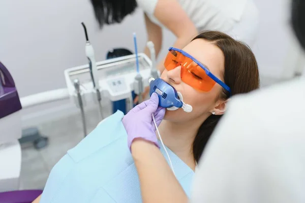 Zębów Wybielanie Dla Kobiety Wybielanie Zębów Klinice Dentysta — Zdjęcie stockowe