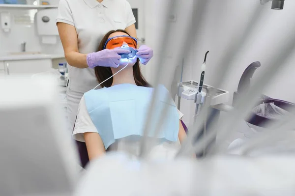 Meisje Patiënt Tandheelkundige Kliniek Tanden Whitening Lamp Met Voor Samenstelling — Stockfoto