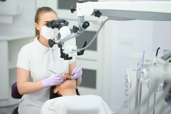 Profesjonalny Dentysta Badania Pacjenta Mikroskopu Urzędzie — Zdjęcie stockowe