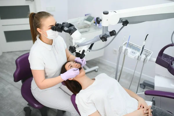 Zahnärztin Mit Zahnmikroskop Bei Der Behandlung Von Patientenzähnen Der Zahnarztpraxis — Stockfoto