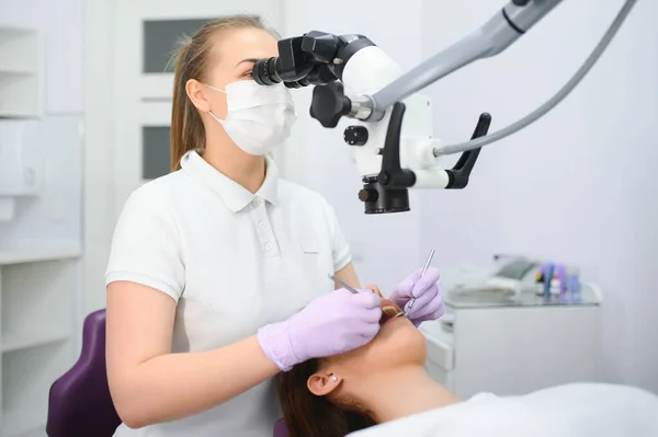 Vrouwelijke Tandarts Met Behulp Van Tandheelkundige Microscoop Behandelen Patiënt Tanden — Stockfoto